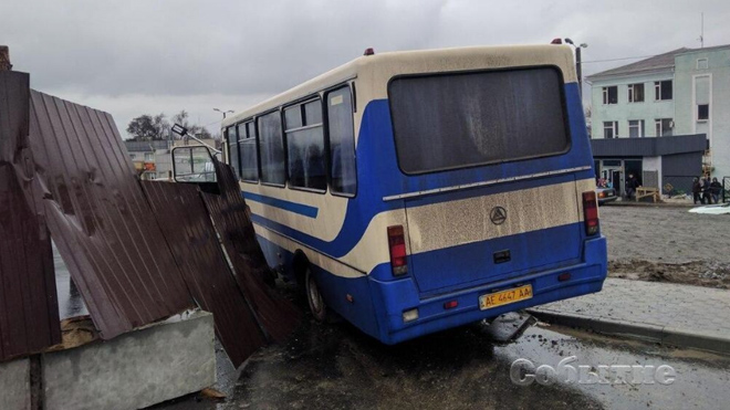 Дети выпадали на ходу: на Днепропетровщине за рулем умер водитель школьного автобуса. ФОТО. ВИДЕО