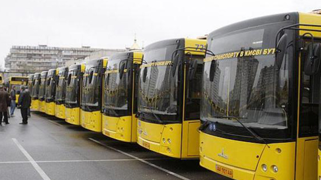 Запустили автобусы и троллейбусы: люди заходят по новым правилам