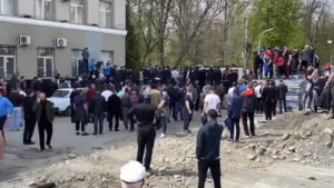 Бунт охватил Северную Осетию, во Владикавказ в разгар карантина: начался разгон, кадры