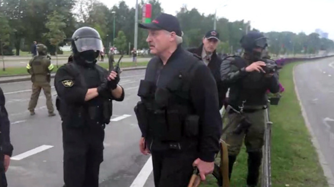 В Минске силовики встретили овациями Лукашенко с автоматом. ВИДЕО