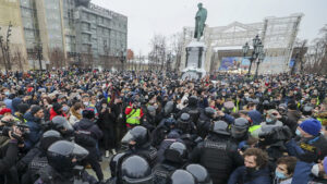 В Москве на незаконной акции начались потасовки с полицией
