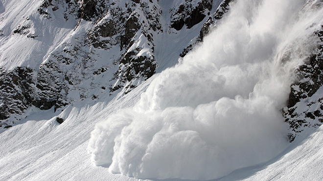 В России лавина накрыла горнолыжную трассу, под снегом дети