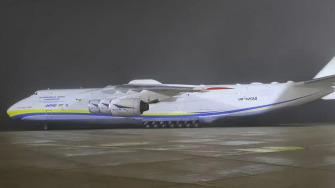 Самолет «Мрия» чудом смог приземлиться в аэропорту: видео