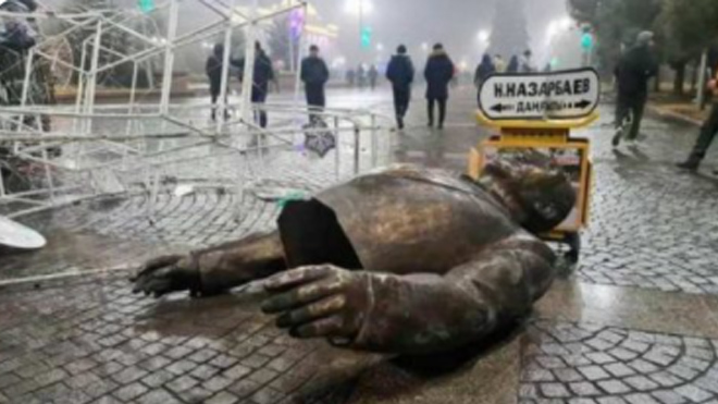 В Казахстане начали снос памятника Назарбаеву. Видео