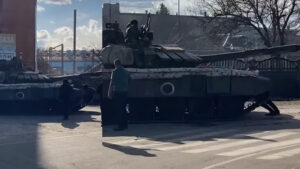 ВИДЕО. Украинец пытается преградить путь танку