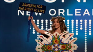 ԱՄՆ-ում «Միսս Տիեզերք» մրցույթի հայ մասնակիցը բեմ է դուրս եկել «Հայաստանը՝ հանուն ապրելու իրավունքի» պաստառով (տեսանյութեր)