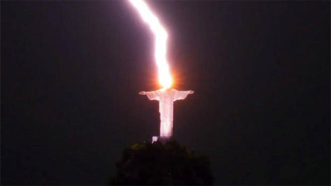 <strong>В статую Иисуса Христа в Рио-де-Жанейро ударила молния</strong>